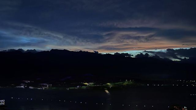 蒼山，洱海，晚霞。在大理與山海！