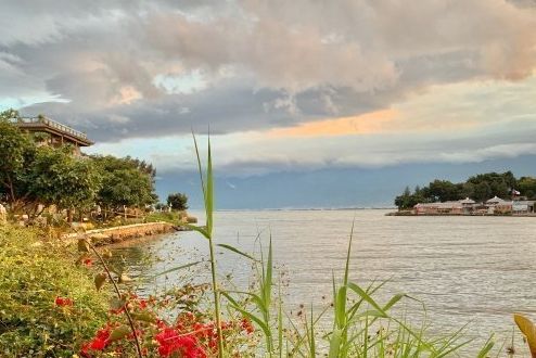 當洱海將夕陽泡成橘色酒