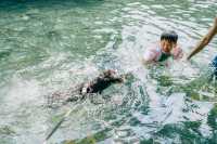 廣西媽咪帶娃避暑意外發現「天然水上樂園」 小朋友玩到唔肯返屋企