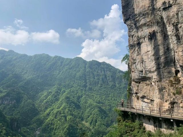 6300米懸空棧道上的「雲端漫步」指南，清江方山全攻略：