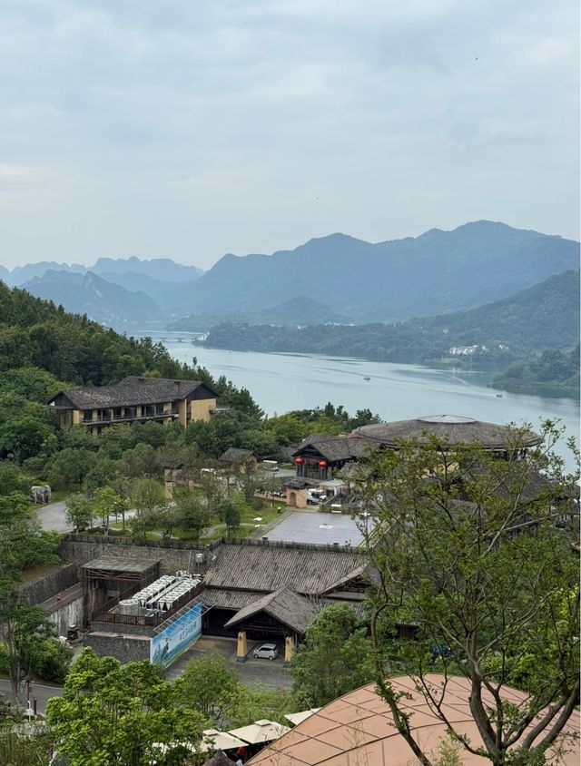 最愛無邊山崖泡池 - 邊泡溫泉邊賞湖景！