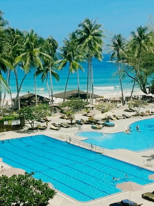 I've been to Phuket eight times, and I stay here every time!
It's really cheap and incredibly comfortable💥
Everyone! This is what a seaside resort hotel balcony should look like🌊
Open the door and you can see the stunning sea view
On good weather days, you can enjoy dreamy sunsets every day🌅
✨✨✨Highlights✨✨✨
🏖️Exclusive 300-meter private beach
🏓5 tennis courts free to use
📸Never worry about crowds when taking photos
💤Already thinking about the next stay at checkout
📍Hotel location:
Le Méridien Phuket Beach Resort
Address: 275 Moo 3, Karon Beach, Muang, Phuket 83100
🚗Transportation guide:
- 1 hour drive from the airport
- 10-minute walk to Big C supermarket
- 15 minutes to Central Festival Mall
💰Money-saving tips:
Lots of benefits in the low season from May to July!
✔️Almost half price
✔️Stay 3 pay for 2
✔️Free breakfast for two
✔️100 THB spending credit