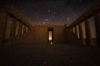 Reunited with oneself under the starry sky of Dunhuang.