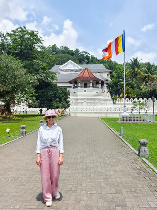 Kandy, Sri Lanka | The Sacred Temple of the Tooth, a thousand-year-old faith nestled among mountains and lakes