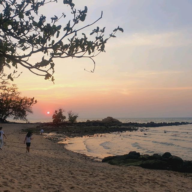 ชมพระอาทิตย์ตกที่หาดลับพัทยา
