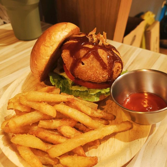 高雄暗巷美食系列~怪獸漢堡 美食漢堡薯條 日式餐廳設計風格 公仔迷必來