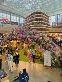 猶如置身於美麗書房的大型Shopping Mall