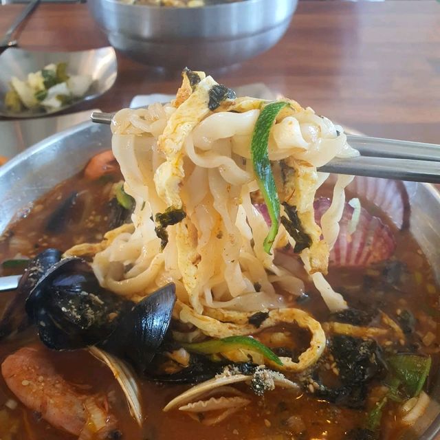 【束草グルメ】海のそばで食べるピリ辛海鮮カルグクス