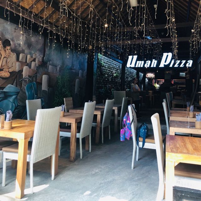 烏布Bisma 街上的平價現擀麵窯烤pizza：Umah Pizza