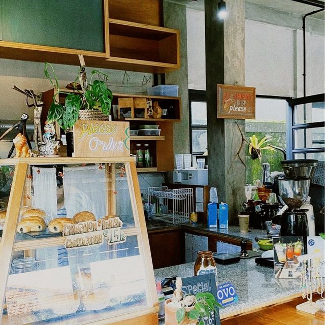 Leo Antiques & Coffee