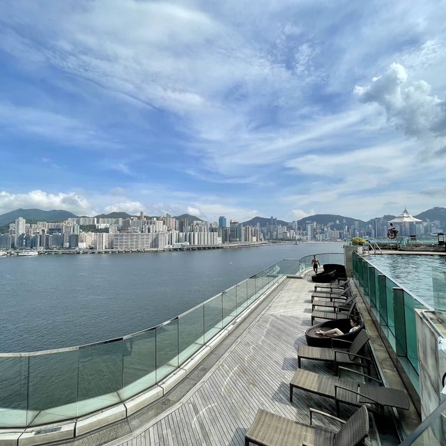 房間及泳池都擁有無敵維港海景酒店