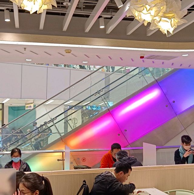 APM 會變色的彩虹扶手電梯 , 真的很浪漫！