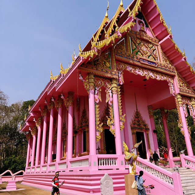โบสถ์สีชมพู #วัดเขาทุเรียน เป็นวัดที่มีความตะมุตะมิ