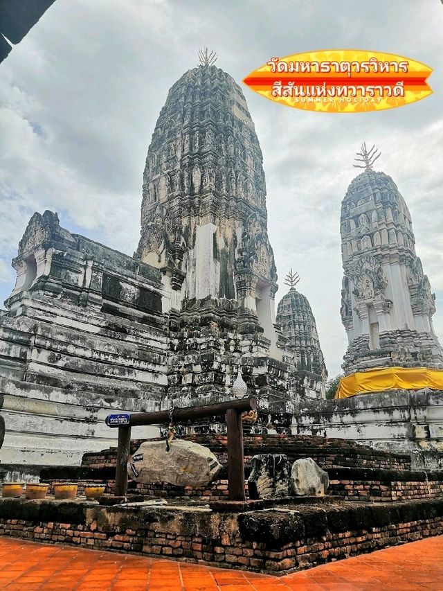 วัดมหาธาตุวรวิหาร สีสันแห่งแสงทวาราวดี