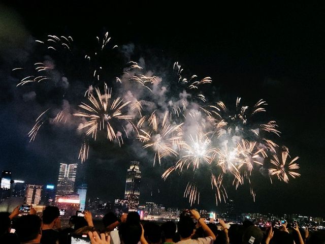 國慶煙花🎆31888枚煙花維港上空綻放 
