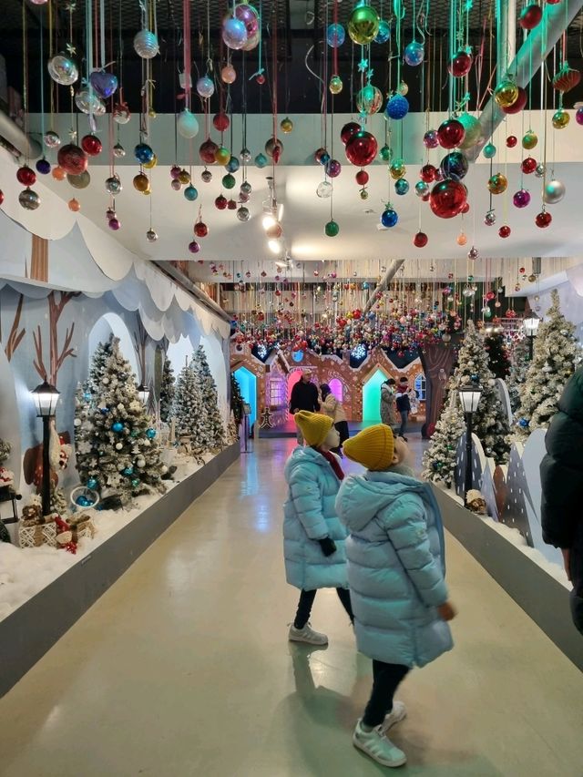 실내에서 느끼는 크리스마스 마을