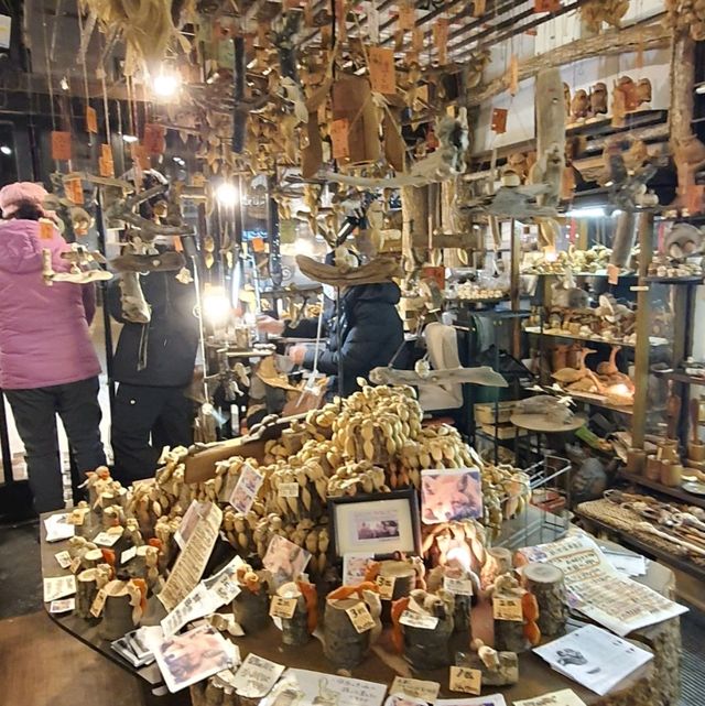 北海道阿寒湖商店街的手工木雕小店