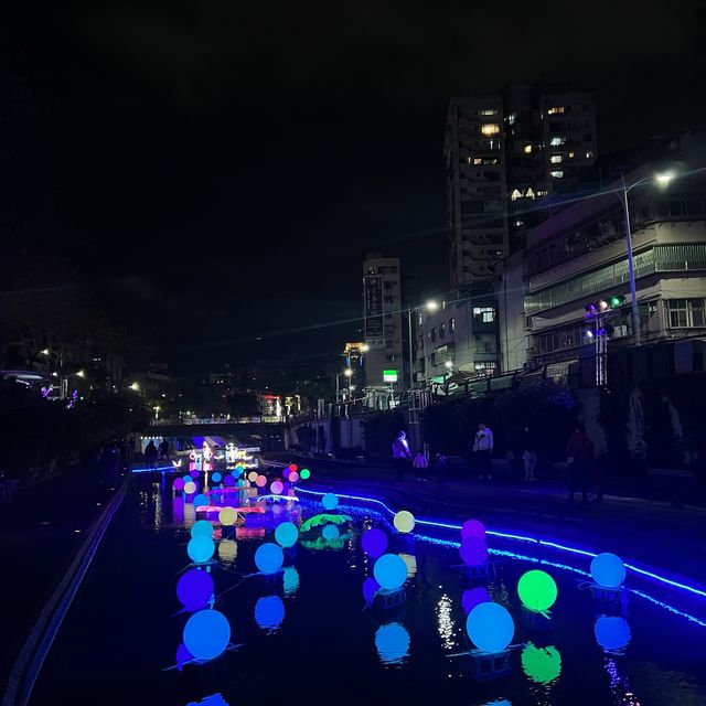 越晚越美的新莊中港大排光雕秀～浪漫ㄧ晚上