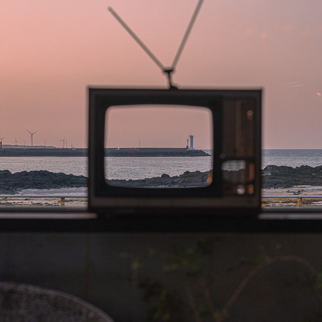옛날 Tv와 앞에 바다가 인상적인 제주카페 한라산