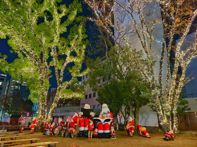 福岡・天神。クリスマスイルミネーションで華やかな『天神中央公園』
