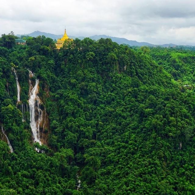 Sparkling of Myanmar waterfall 💦 