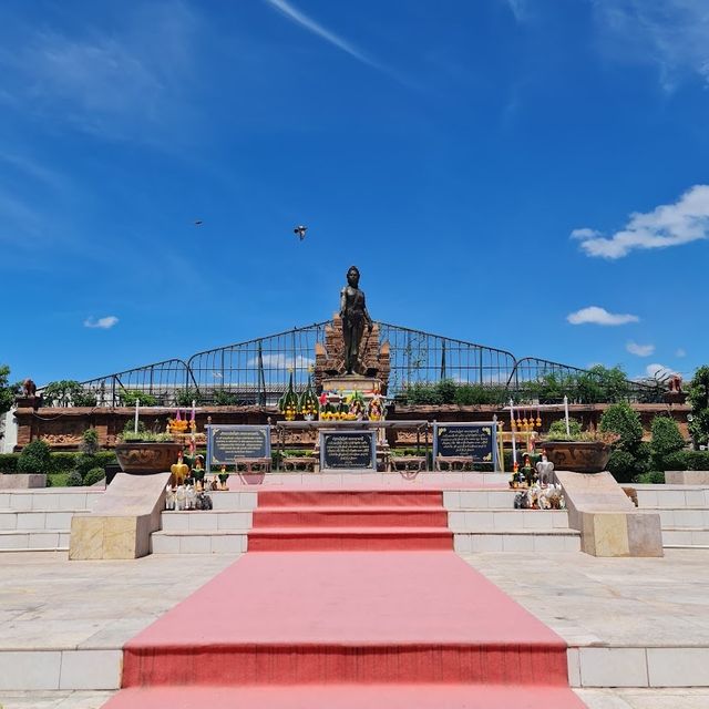 อนุสาวรีย์พระนางจามเทวี