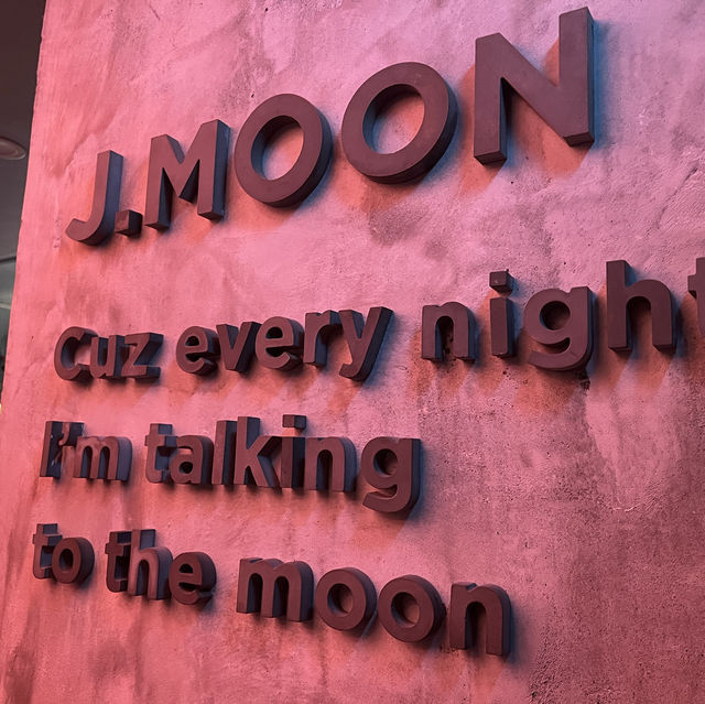 浪漫氣氛，月球主題酒吧