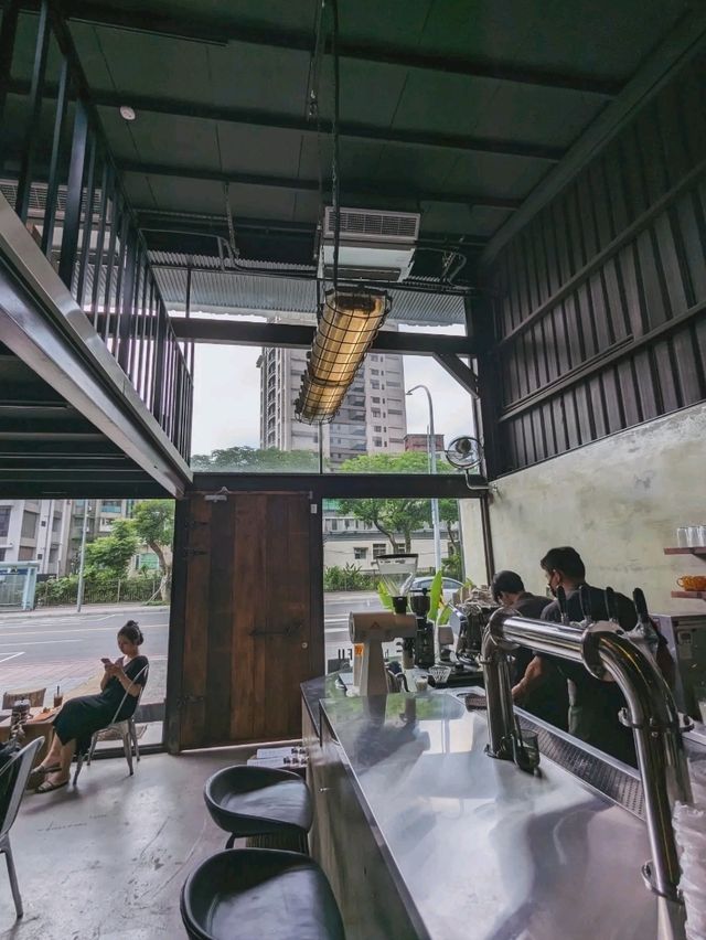 水泥牆、鐵皮屋，大馬路邊的工業風咖啡：得正咖啡