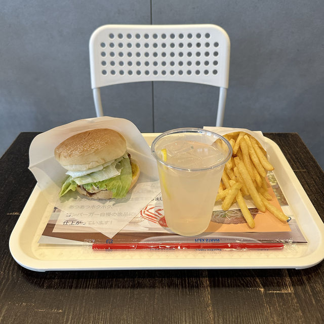 •.\ 他には無い❗️ﾌﾙｰﾃｨｰなバーガー⁉️ /.•