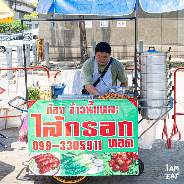 ไส้กรอกทอดเนื้อแน่นๆเต็มคำ ผักสดฟรีไม่อั้น