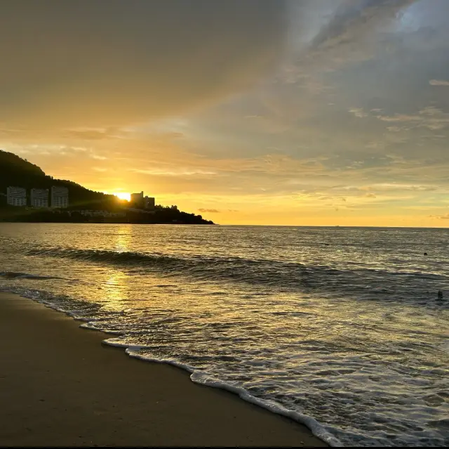 ความเงียบสงบที่งดงาม: ความงามของชายหาดในปีนัง