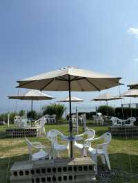 ๋ฐ๋ท๊ฐ๋ฅผ ๋ฐ๋ผ๋ณด๋ฉฐ ์ปคํผํ์ ํ  ์ ์๋ ์ฌ๋์นดํ๐๐ป