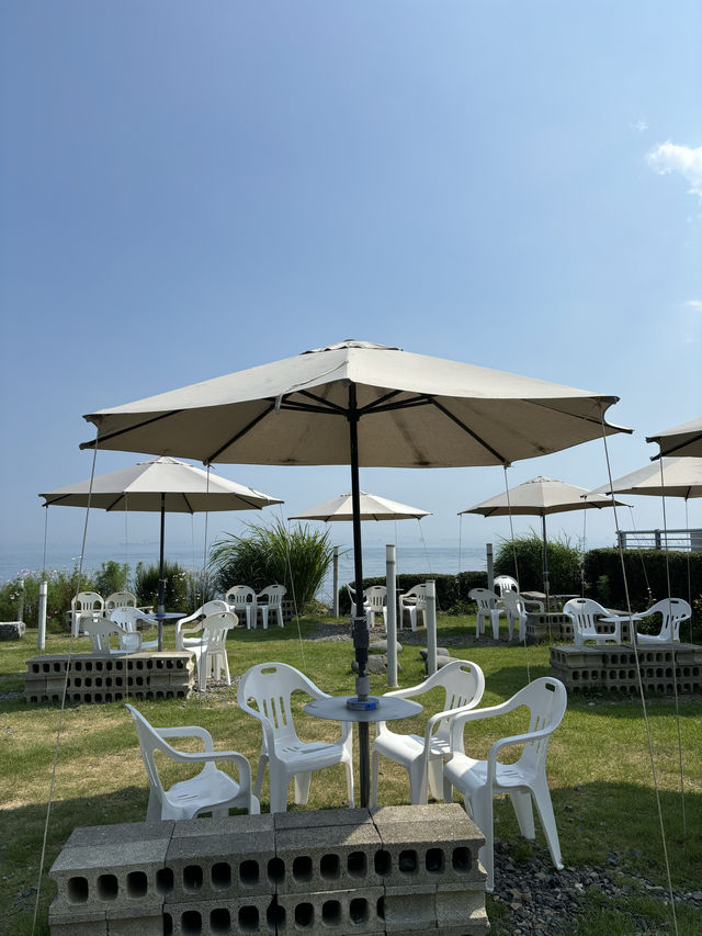 ๋ฐ๋ท๊ฐ๋ฅผ ๋ฐ๋ผ๋ณด๋ฉฐ ์ปคํผํ์ ํ  ์ ์๋ ์ฌ๋์นดํ๐๐ป ๋ฐ๋ท๊ฐ๋ฅผ ๋ฐ๋ผ๋ณด๋ฉฐ ์ปคํผํ์ ํ  ์ ์๋ ์ฌ๋์นดํ๐๐ป