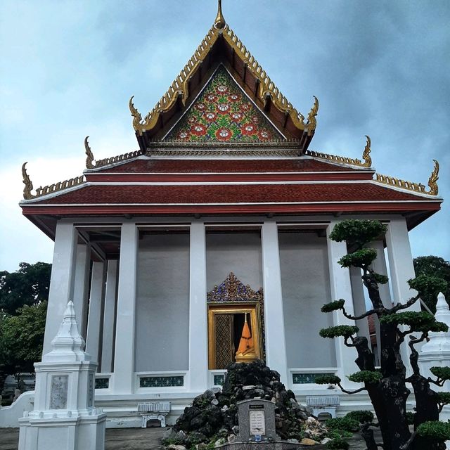 สักการะหลวงพ่อสุโขและพระพุทธรูปศิลา ที่วัดหนังฯ