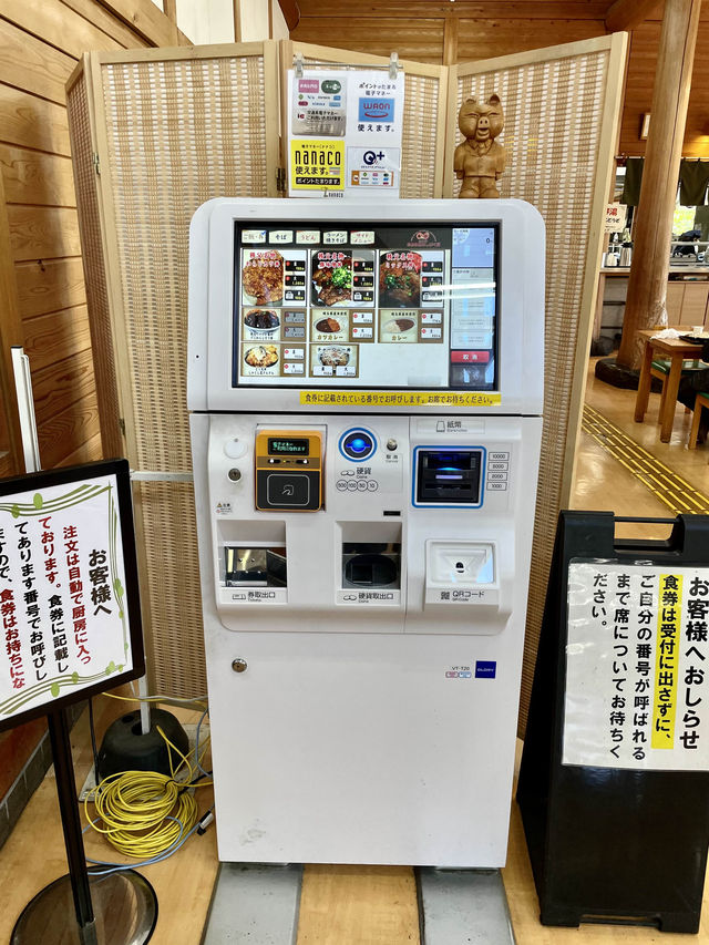 【埼玉県】超特大！顔が隠れちゃうわらじカツ丼