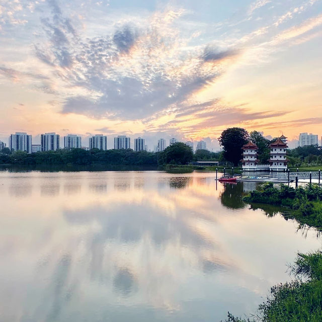 Explore Dragon Boat Adventures near Singapore’s Jurong Lake!