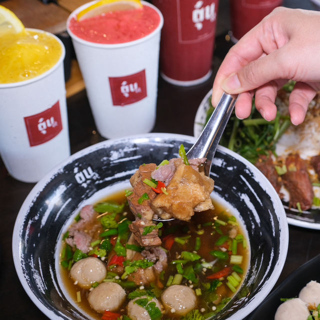  ก๋วยเตี๋ยวเนื้อตุ๋น หมูตุ๋น น้ำซุปกลมกล่อม