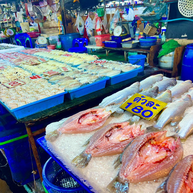 ตลาดประมงพื้นบ้านอ่างศิลา
