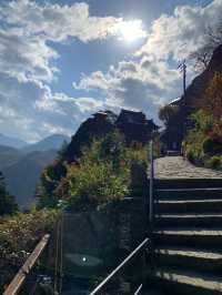 【東北×山形】東北の紅葉🍁名所  岩肌と奇石 紅葉🍁のコントラストが素晴らしい
