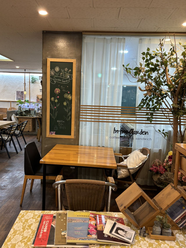 아늑한 분위기의 감성카페 [인더가든]🍂