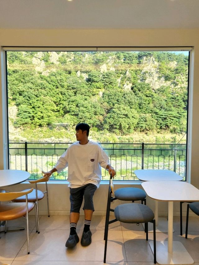 절벽뷰와 유럽감성을 함께 즐기는곳