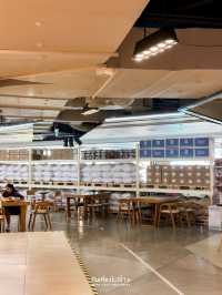 นั่งจิบกาแฟกันที่ Nana Coffee Roasters