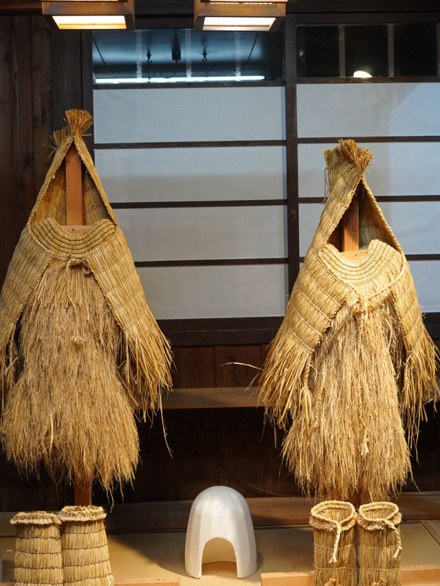 【栃木×湯西川】  雪化粧した茅葺き屋根の古民家とかまくら