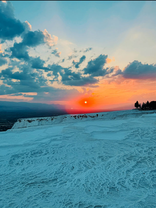 【トルコ🇹🇷】パムッカレの燃えるような夕日🌅