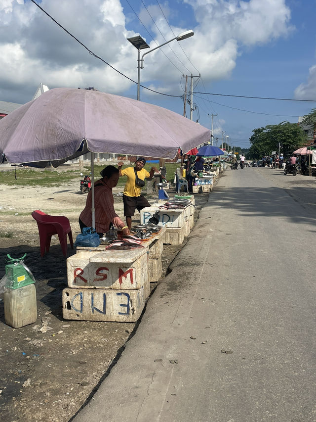 Tambolaka’s Fish Street: A Morning of Fresh Catch and Conversation 