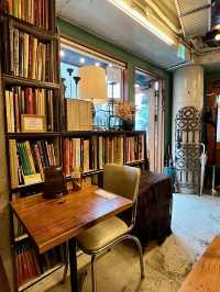 A Cozy Café with Delicious Curry – MOKUBAZA