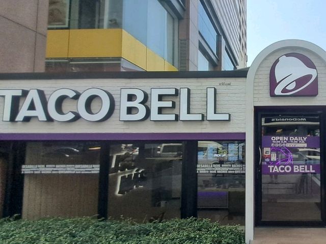  fun BD  dining experience with friends at Taco Bell