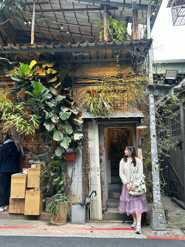 台北赤峰街老宅啡店の午後浪漫｜卜卜商店 · 咖啡與草莓蛋糕