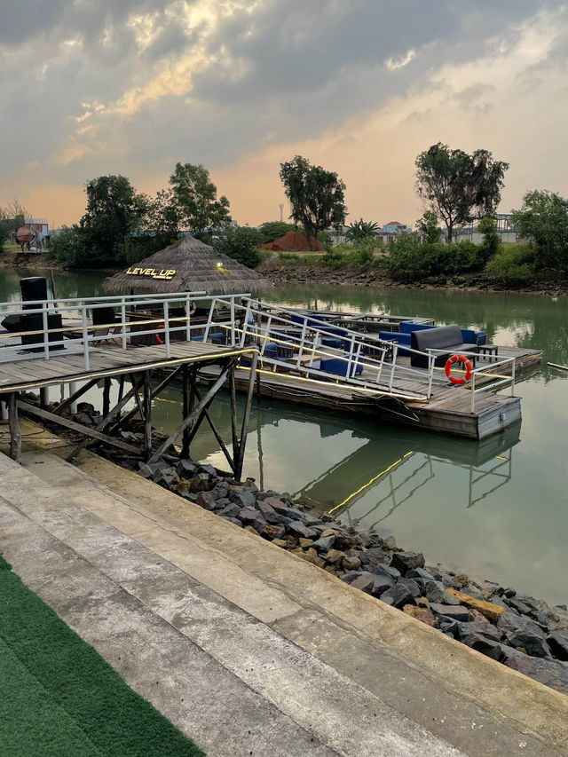 Unique Spot: Floating Bar in Batam