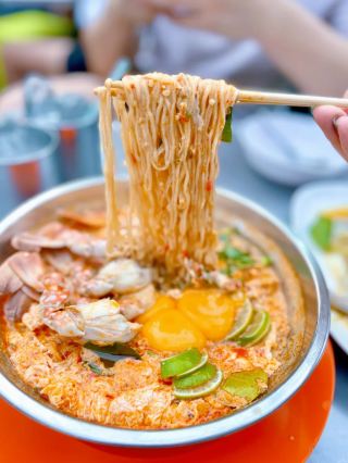 방콕에서 가장 핫한 엄마면을 세 번째 방문했습니다.